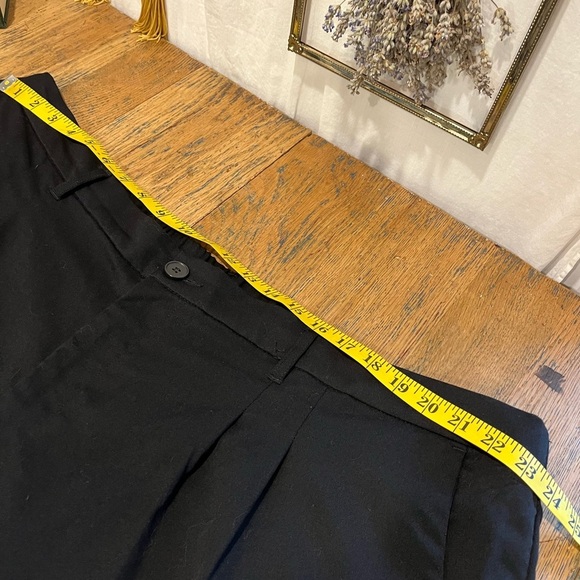 H&M – 3XL – Black Pleated Shorts - Picture 5 of 6